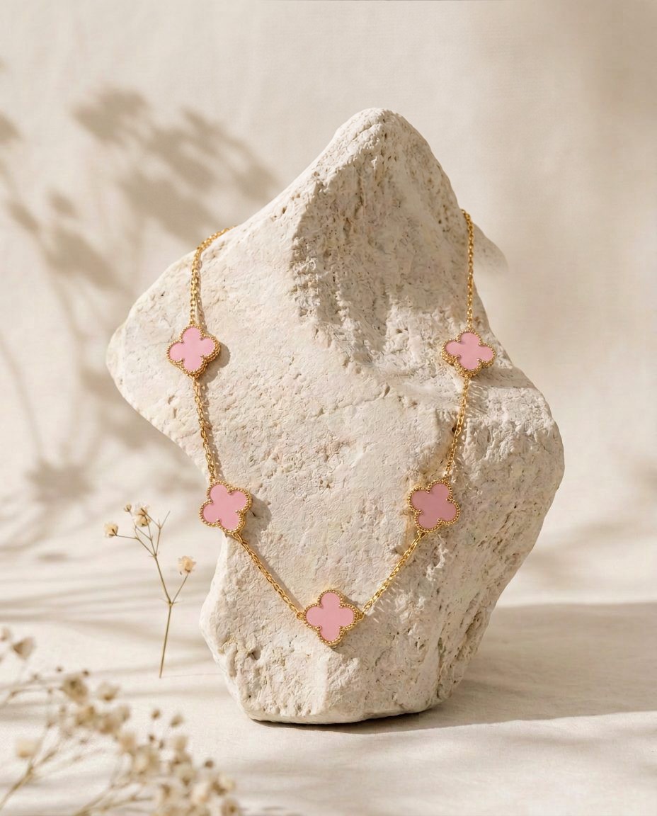 Colliers — Rose, sur pierre claire