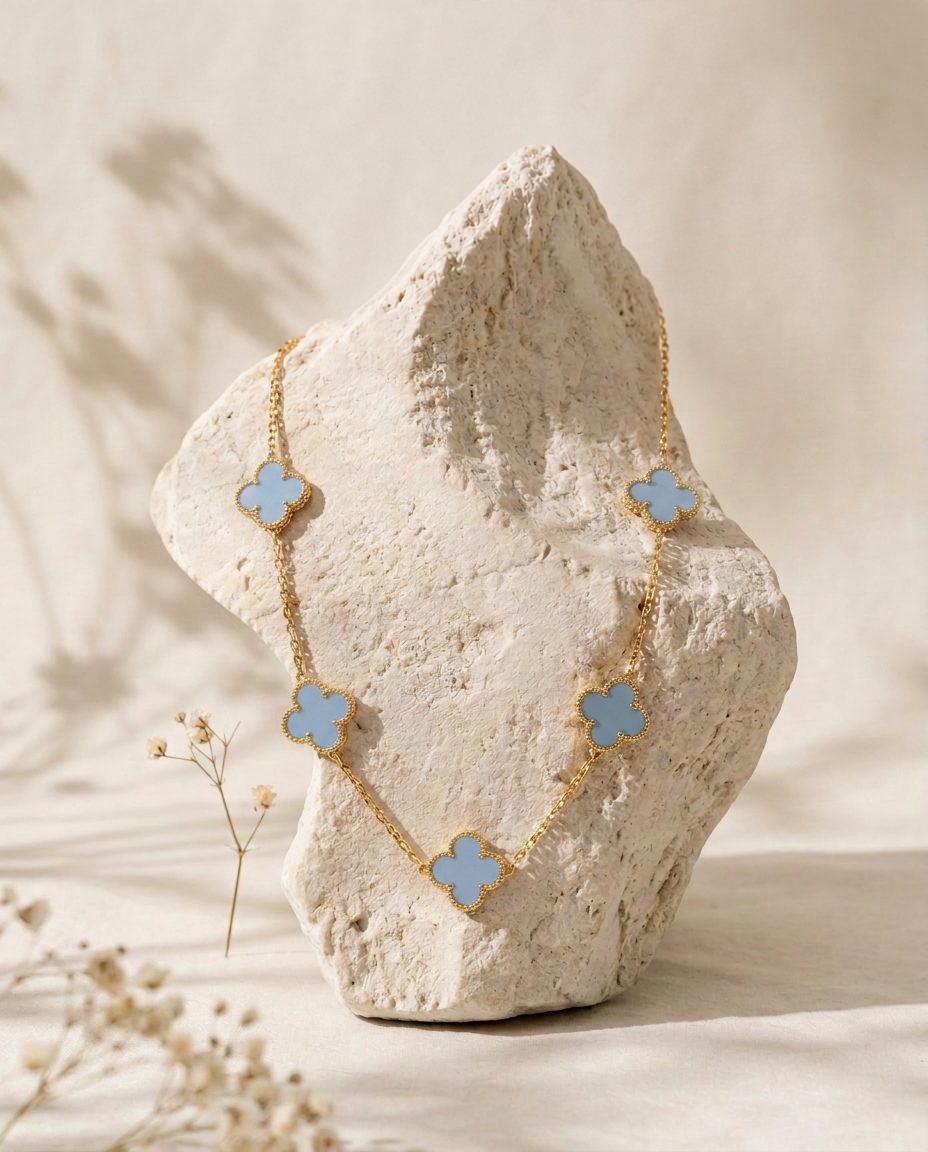 Colliers — Bleu ciel, sur pierre claire