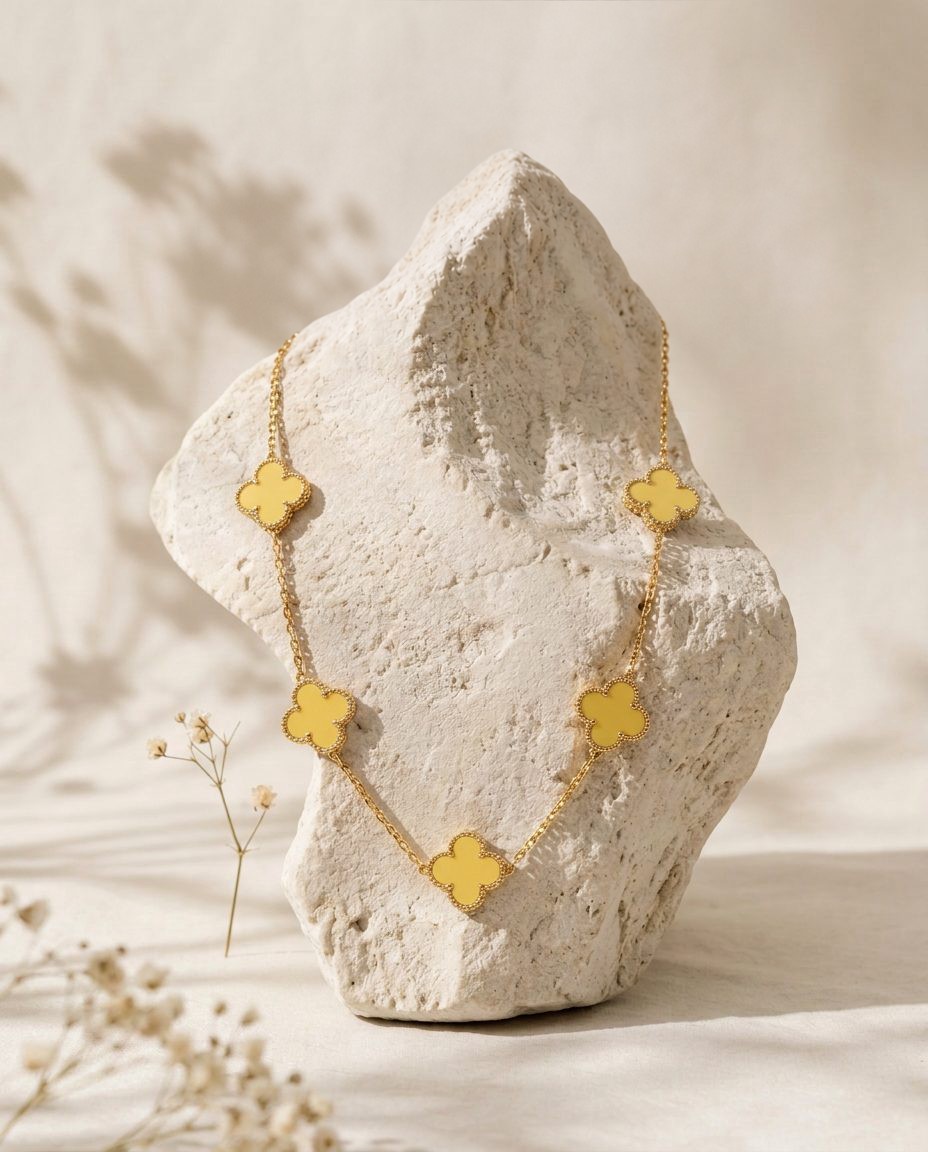 Colliers — Jaune, sur pierre claire