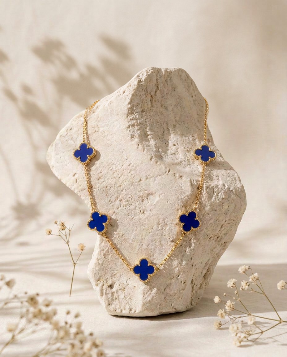 Colliers — Bleu royal, sur pierre claire