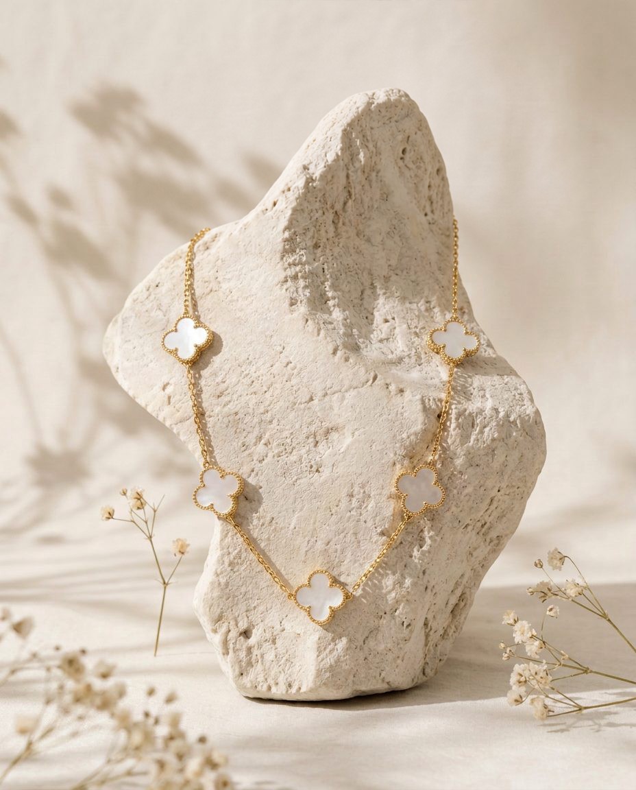 Colliers — Blanc, sur pierre claire
