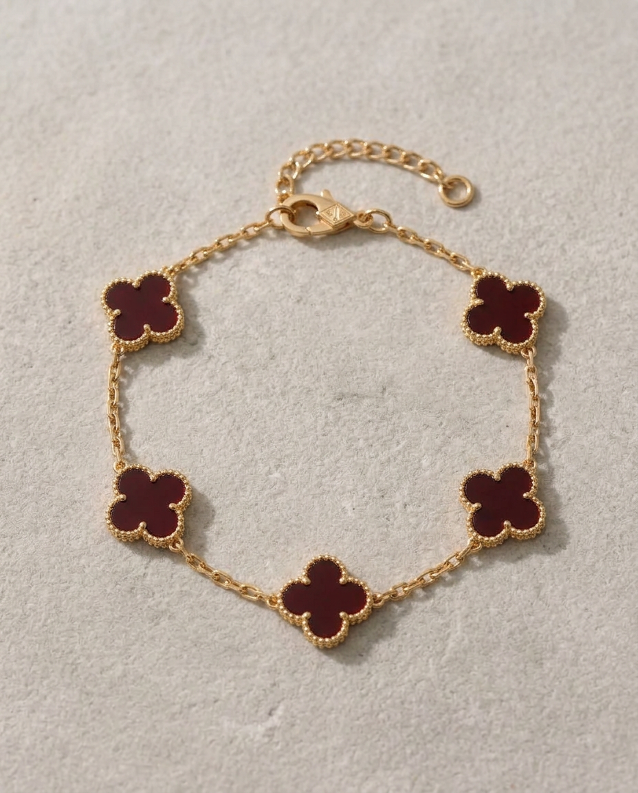 Bracelets — Bordeaux, sur pierre claire