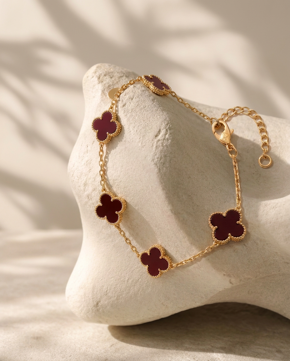 Bracelets — Bordeaux, sur pierre claire