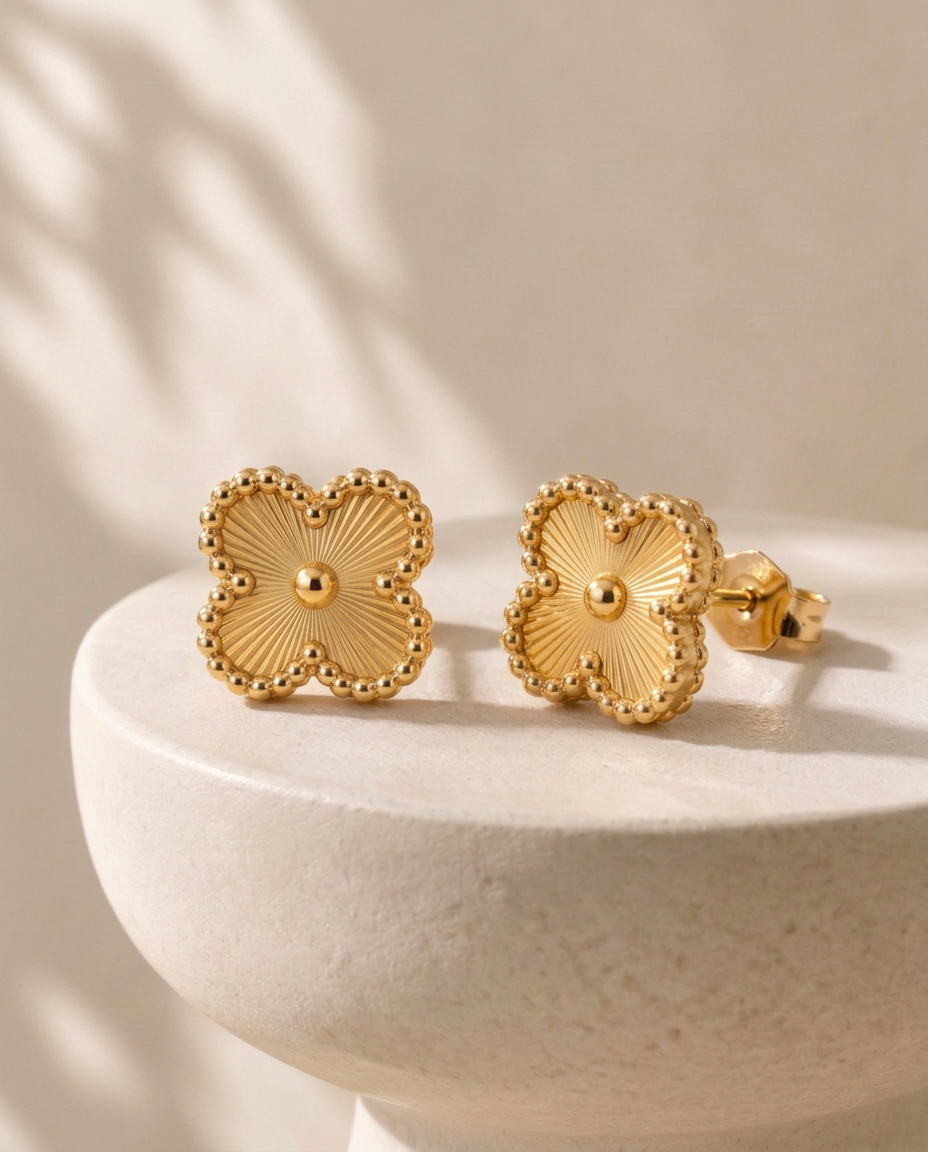 Boucles d’oreilles — Or, sur pierre claire