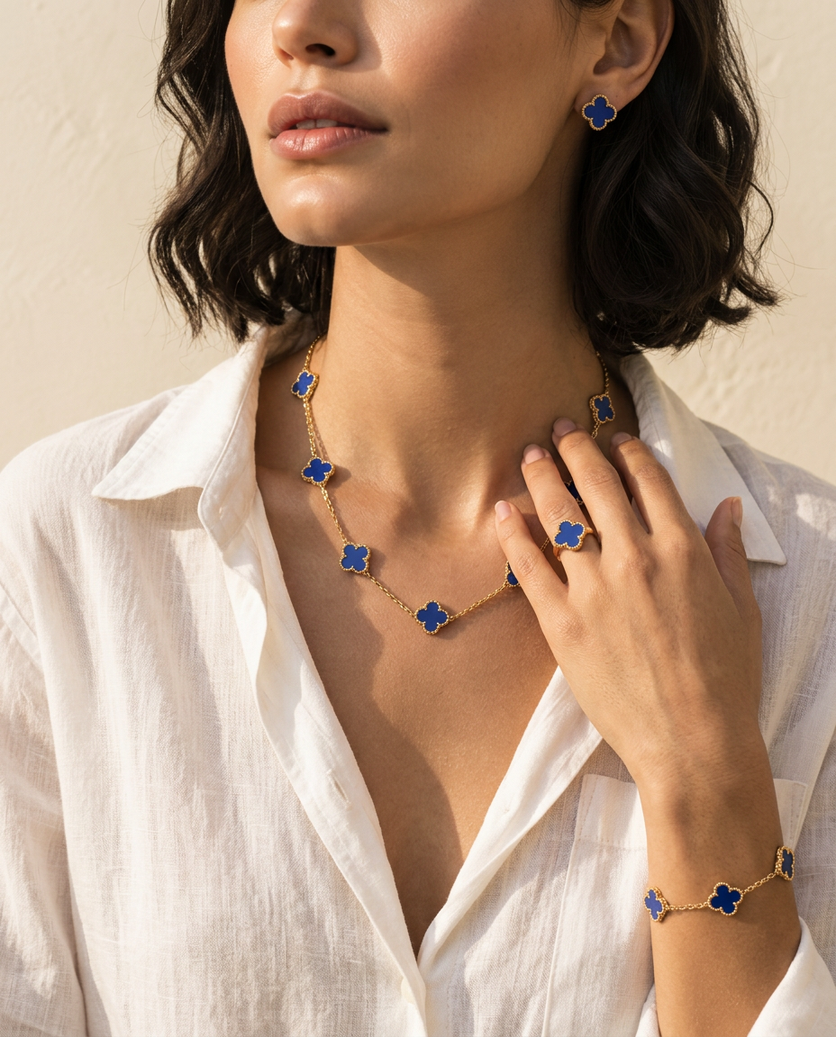 Parure bleu royal portée : collier, boucles d’oreilles, bague et bracelet