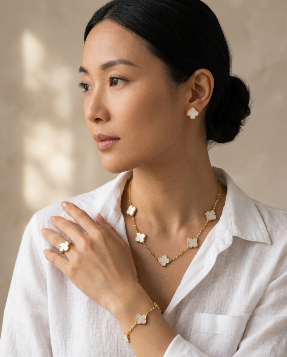 Parure blanc portée : collier, boucles d’oreilles, bague et bracelet