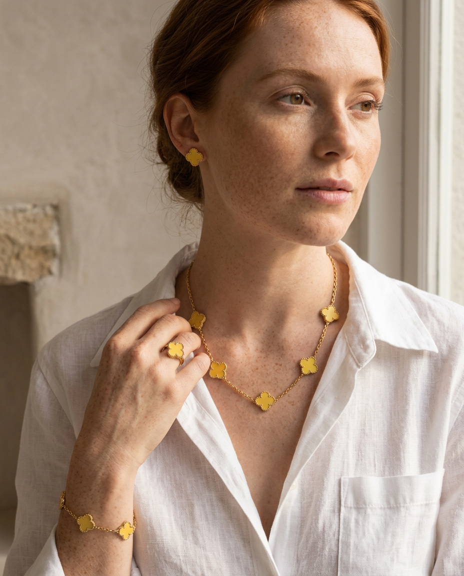 Parure jaune portée : collier, boucles d’oreilles, bague et bracelet