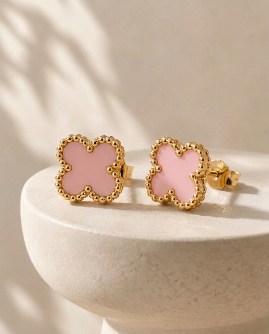 Boucles d’oreilles — Rose, sur pierre claire