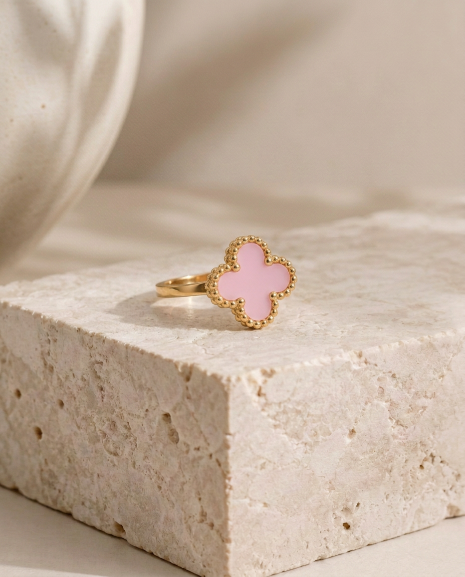 Bagues — Rose, sur pierre claire
