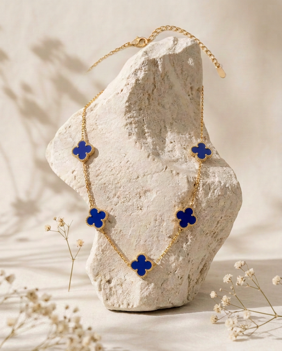 Colliers — Bleu royal, sur pierre claire