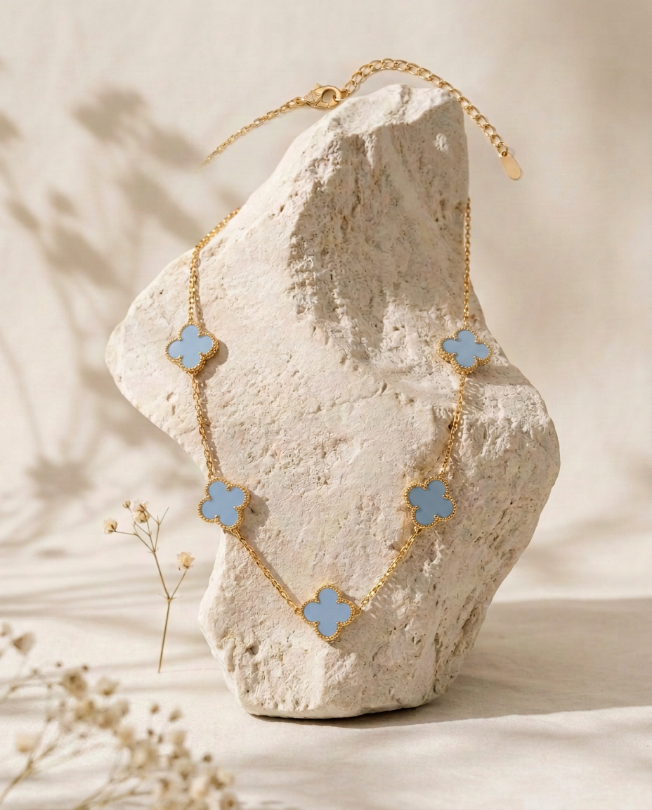 Colliers — Bleu ciel, sur pierre claire