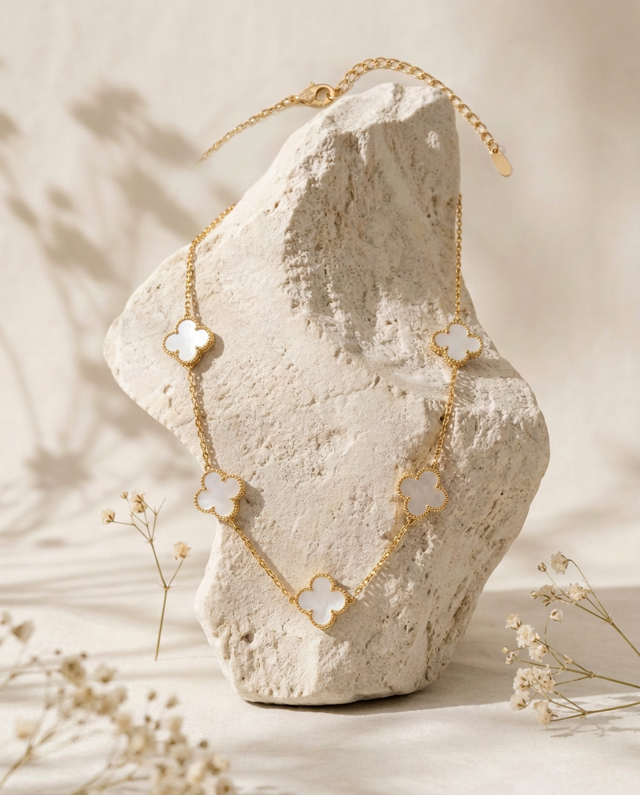Colliers — Blanc, sur pierre claire