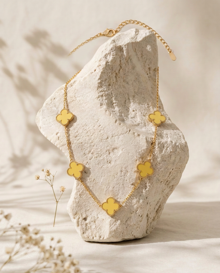 Colliers — Jaune, sur pierre claire