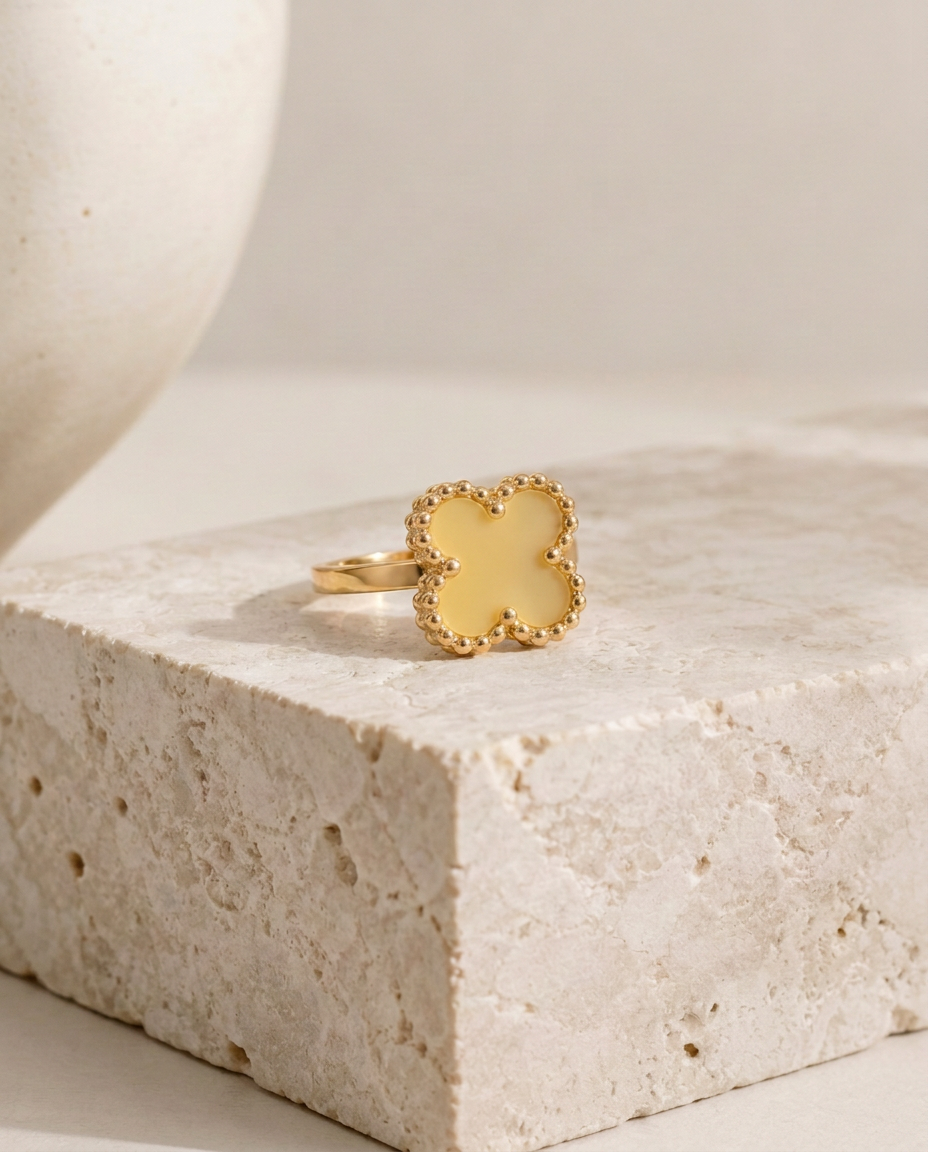 Bagues — Jaune, sur pierre claire