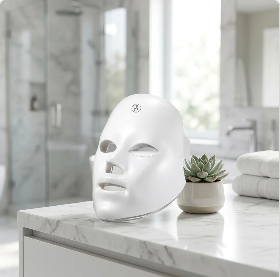 Femme tenant un masque LED dans une salle de bain lumineuse